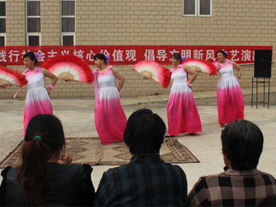 房山區(qū)大石窩鎮(zhèn)舉辦倡導文明新風文藝演出(圖)